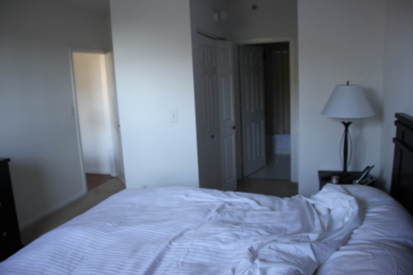 Schlafzimmer 2 mit Durchgang zum Bad und begehbarem Kleiderschrank Schlafzimmer 2 mit Durchgang zum Bad und begehbarem Kleiderschrank